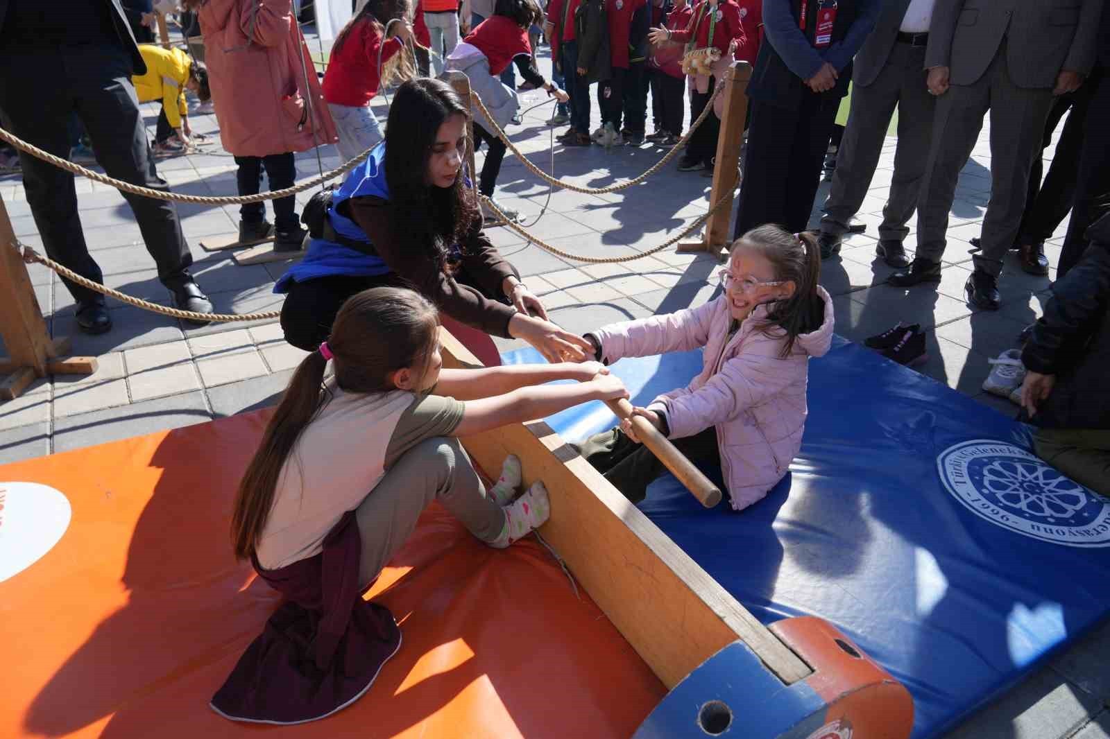 ETKİNLİKTE, ÇOCUKLAR GÜN BOYUNCA GELENEKSEL OYUNLARLA HEM EĞLENDİ HEM ÖĞRENDİ