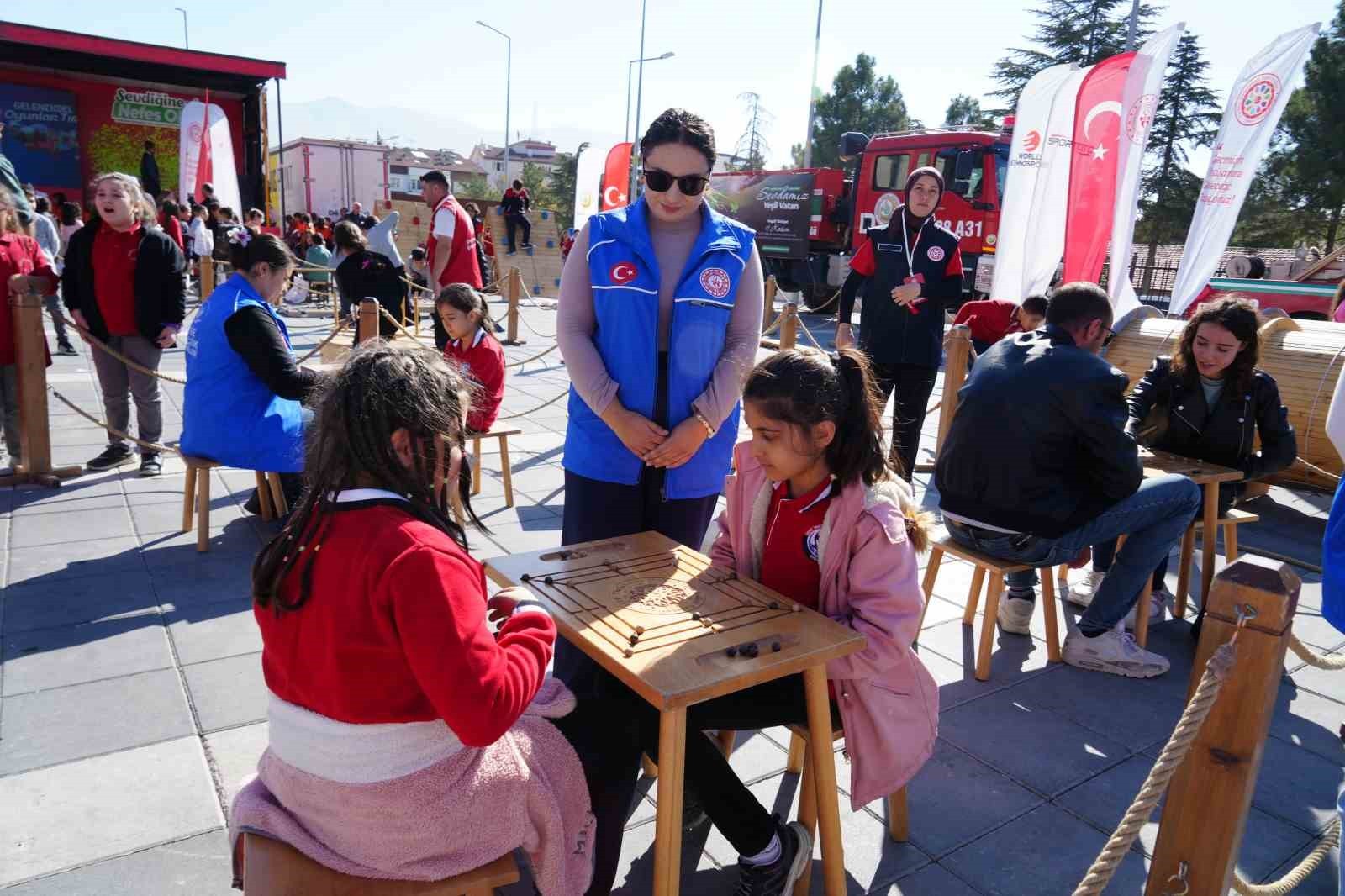 ETKİNLİKTE, ÇOCUKLAR GÜN BOYUNCA GELENEKSEL OYUNLARLA HEM EĞLENDİ HEM ÖĞRENDİ