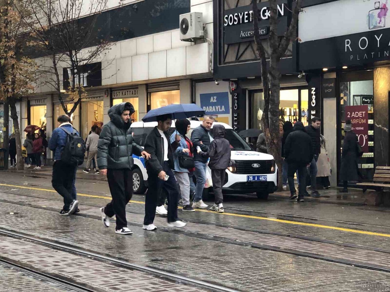 ETKİSİNİ ÖĞLEDEN SONRA KISA SÜRELİ OLARAK GÖSTEREN YAĞIŞA BAZI VATANDAŞLAR HAZIRLIKLI, BAZILARI...