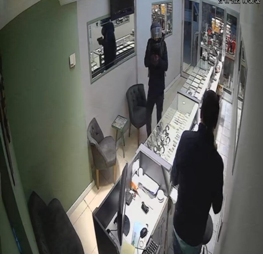 FATSA İLÇESİNDE BİR KUYUMCUDA MEYDANA GELEN VE YAKLAŞIK 5 KİLO ALTININ ÇALINDIĞI SOYGUN ANI...