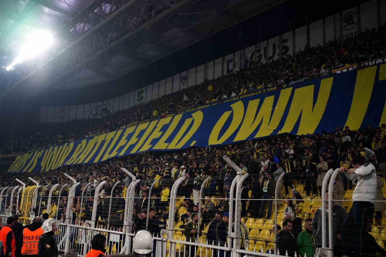 FENERBAHÇE'NİN FERENCVAROS İLE OYNADIĞI MAÇIN SON DAKİKALARINDA, 1 ARALIK'TAKİ GALATASARAY MAÇINA...