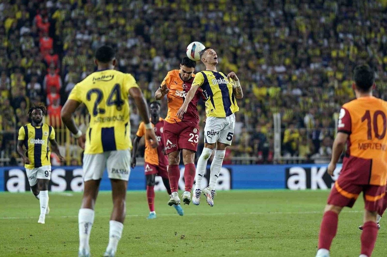 FENERBAHÇE İLE GALATASARAY, TRENDYOL SÜPER LİG'DE 1 ARALIK PAZARTESİ GÜNÜ YAPACAKLARI DERBİYLE...