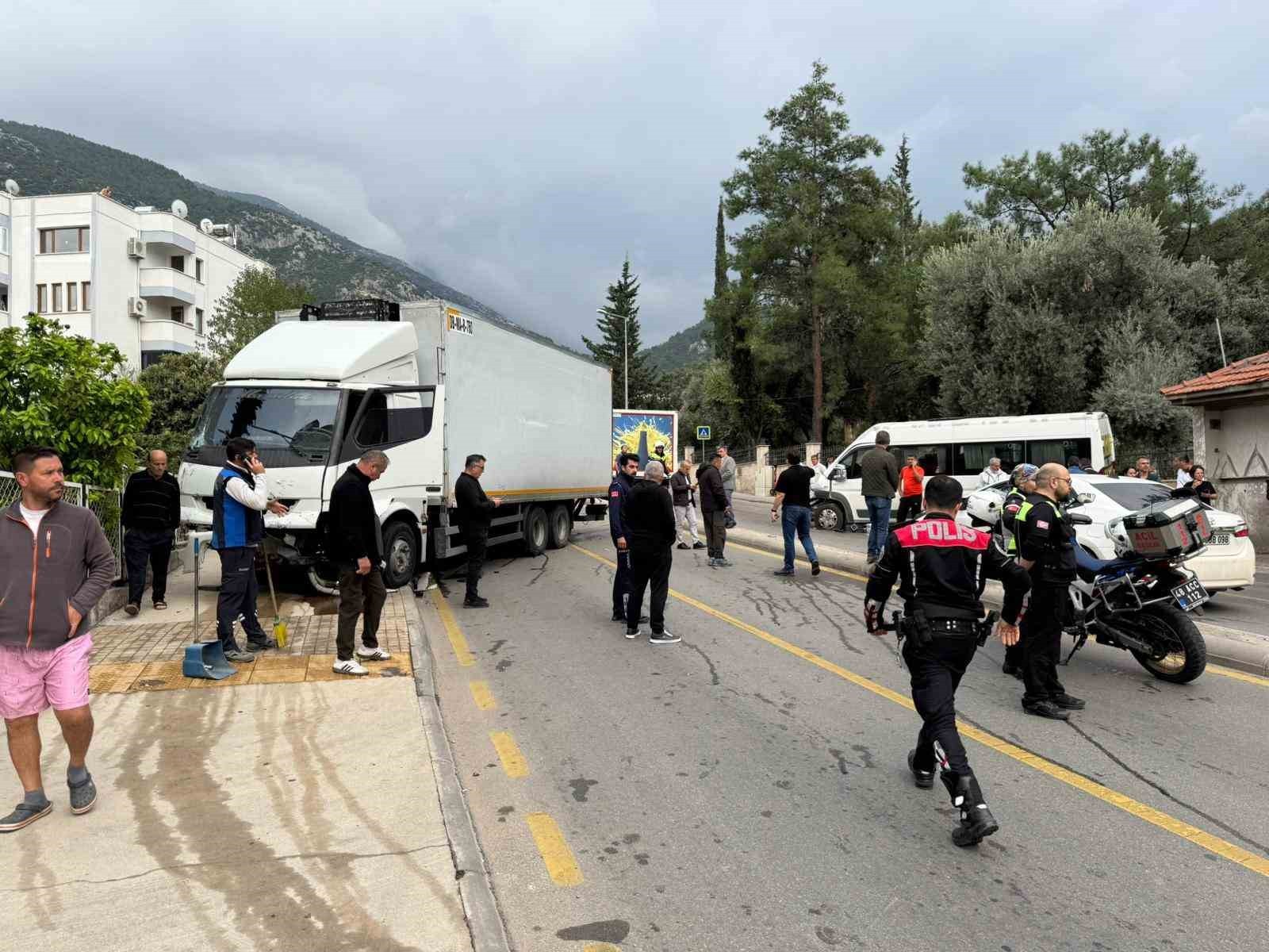 FETHİYE’DE FRENİ PATLAYAN KAMYON ÖĞRENCİ SERVİSİNE ÇARPTI
