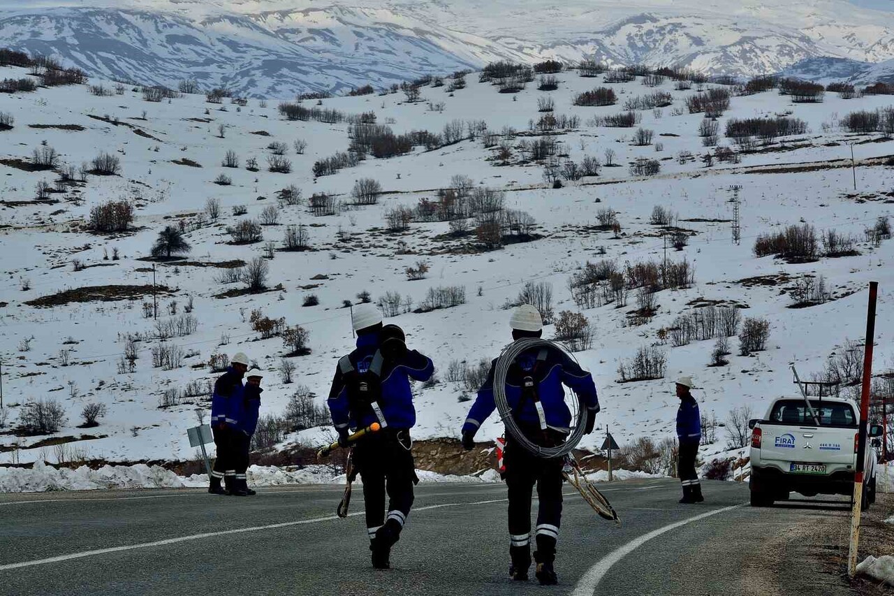 FIRAT EDAŞ, ZORLU MEVSİM KOŞULLARINA KARŞI SAHA EKİPLERİ VE OPERASYON AĞIYLA DOĞU ANADOLU'DA...