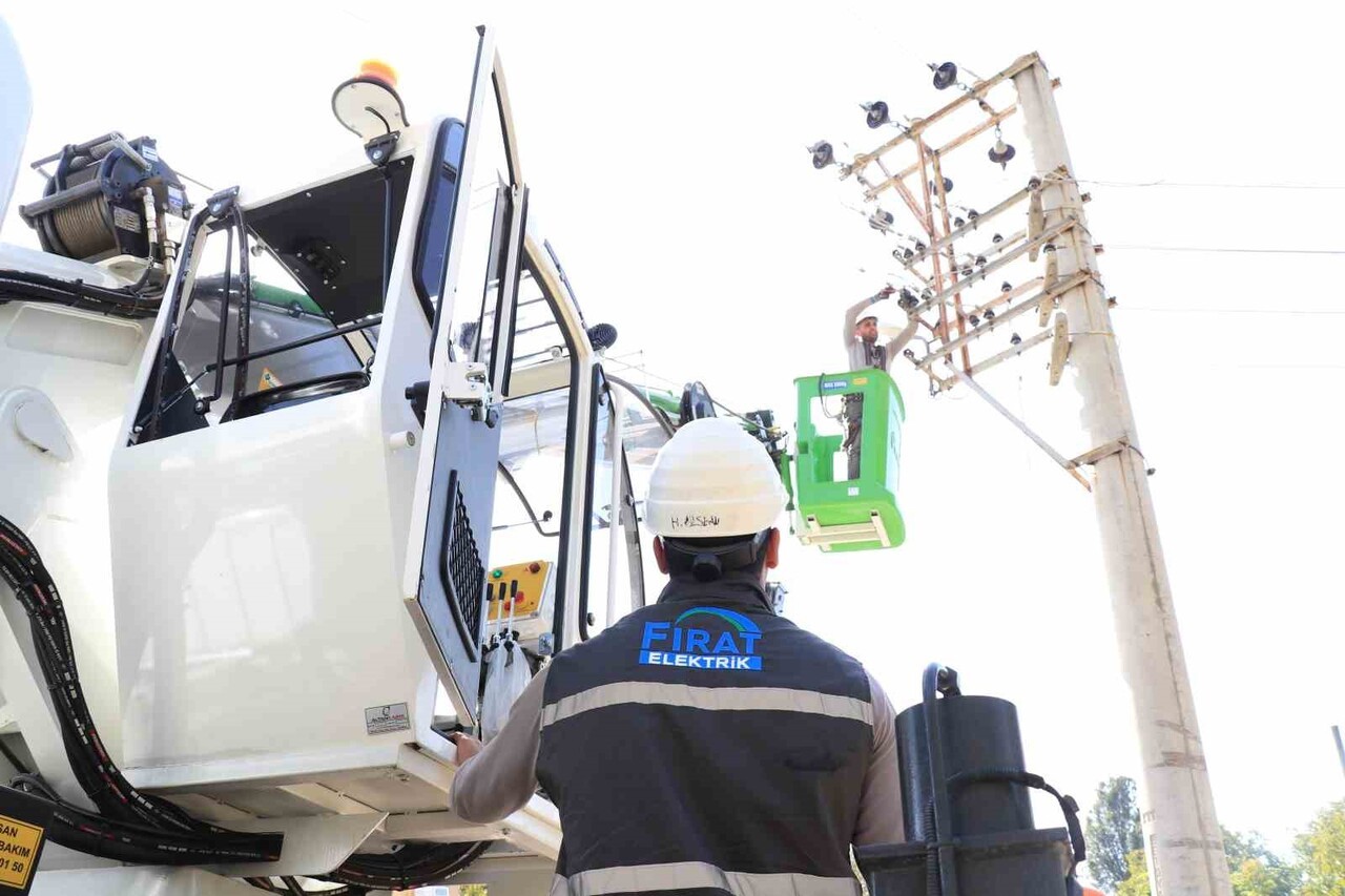 FIRAT EDAŞ, ZORLU MEVSİM KOŞULLARINA KARŞI SAHA EKİPLERİ VE OPERASYON AĞIYLA DOĞU ANADOLU'DA...