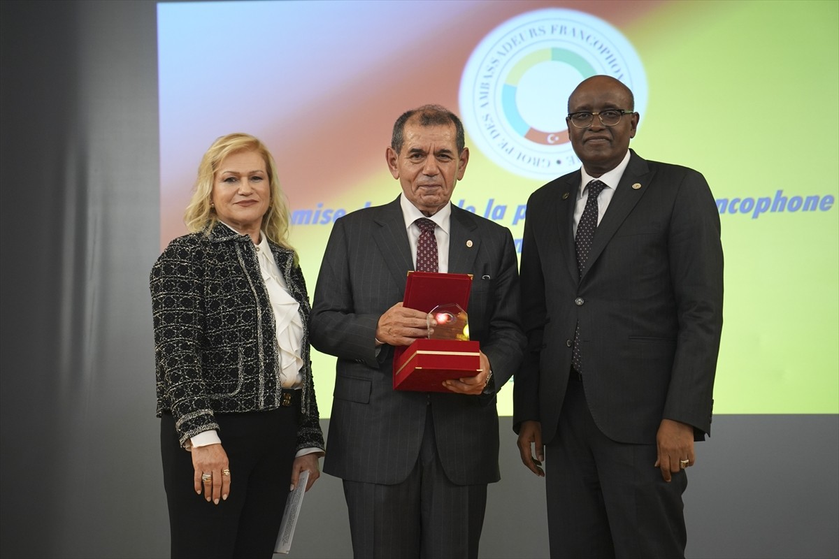 Galatasaray Kulübü Başkanı Dursun Özbek'e (sağ 6) Galatasaray Lisesi'ndeki Tevfik Fikret...