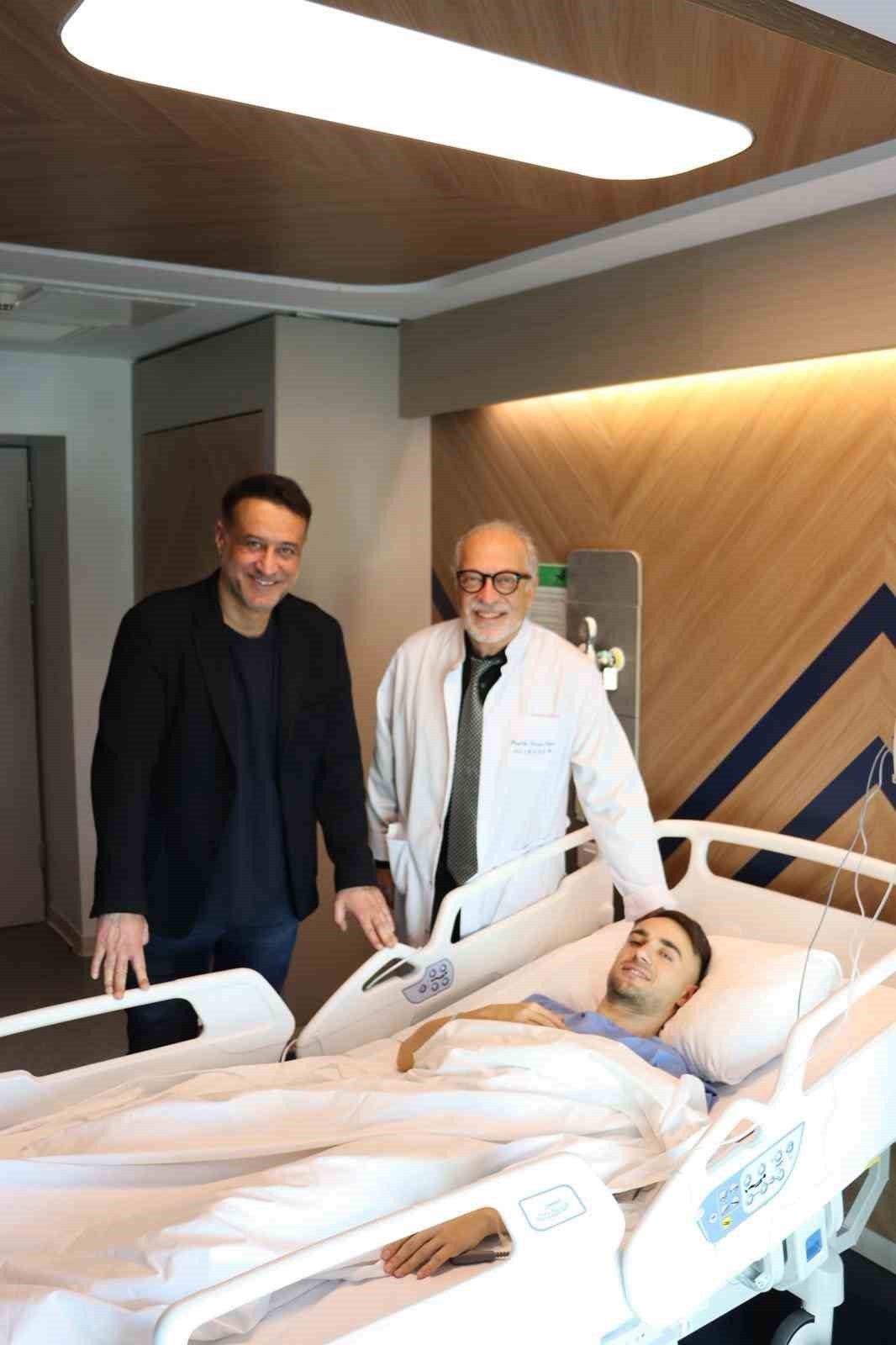 GALATASARAYLI FUTBOLCU YUNUS AKGÜN, AMELİYAT SÜRECİNİN BAŞARIYLA TAMAMLANDIĞINI SÖYLEYEREK...