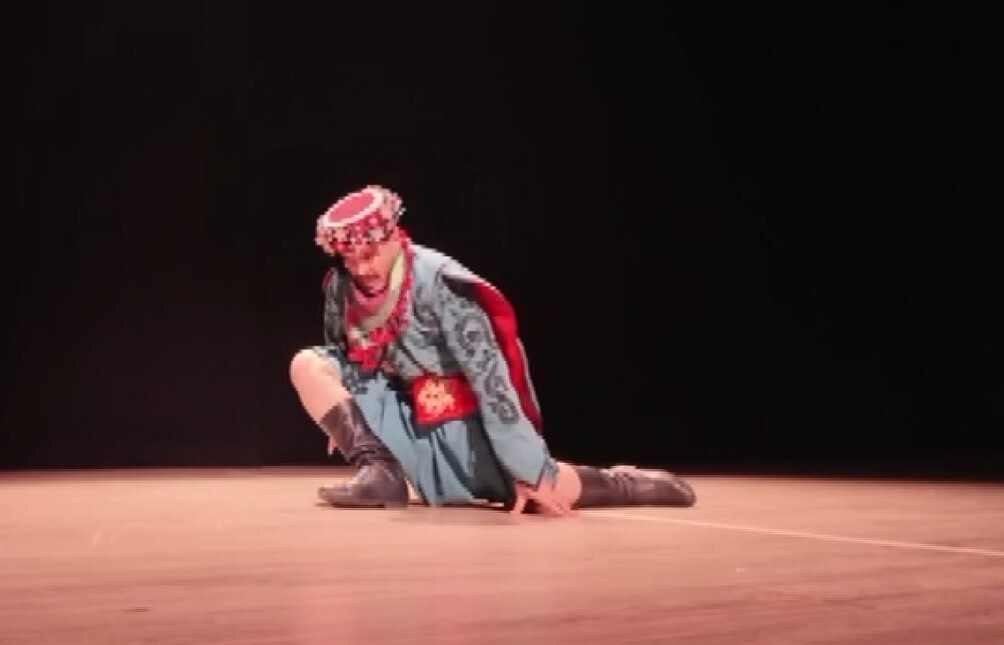 GAZİANTEP'İN NİZİP İLÇESİNDE HALK OYUNU GÖSTERİSİ SIRASINDA TERS HAREKET YAPAN DANSÇININ SOL AYAK...