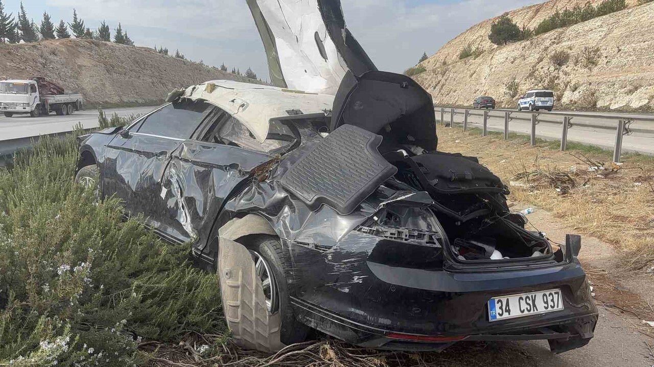 GAZİANTEP'TE KONTROLDEN ÇIKAN OTOMOBİL BARİYERLERE ÇARPTIKTAN SONRA TAKLALAR ARTARAK REFÜJE UÇTU....