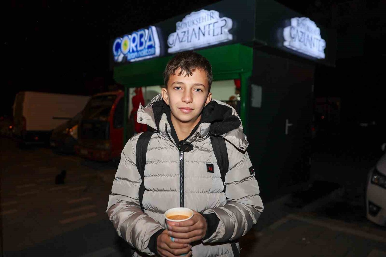 GAZİANTEP BÜYÜKŞEHİR BELEDİYESİ, KENT GENELİNDE KURDUĞU 39 ÇORBA İKRAM NOKTASIYLA SOĞUK KIŞ...