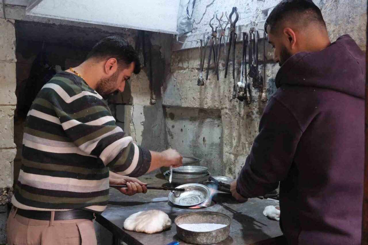 GAZİANTEP KALE ALTINDA KALAYCILIK MESLEĞİNİ İCRA EDEN 36 YAŞINDAKİ İKİZ KARDEŞLER RAMAZAN VE ÖKKEŞ...