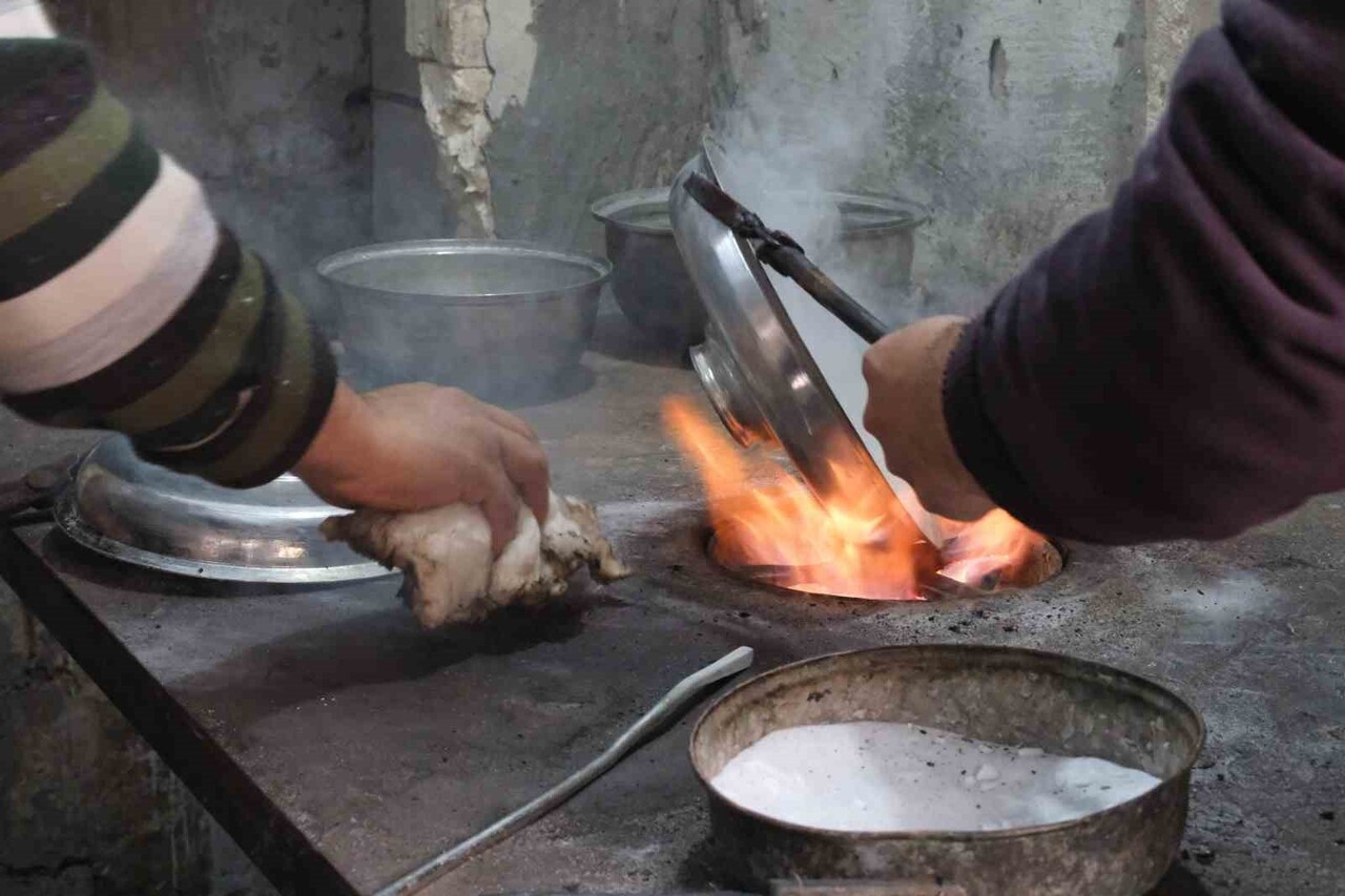 GAZİANTEP KALE ALTINDA KALAYCILIK MESLEĞİNİ İCRA EDEN 36 YAŞINDAKİ İKİZ KARDEŞLER RAMAZAN VE ÖKKEŞ...