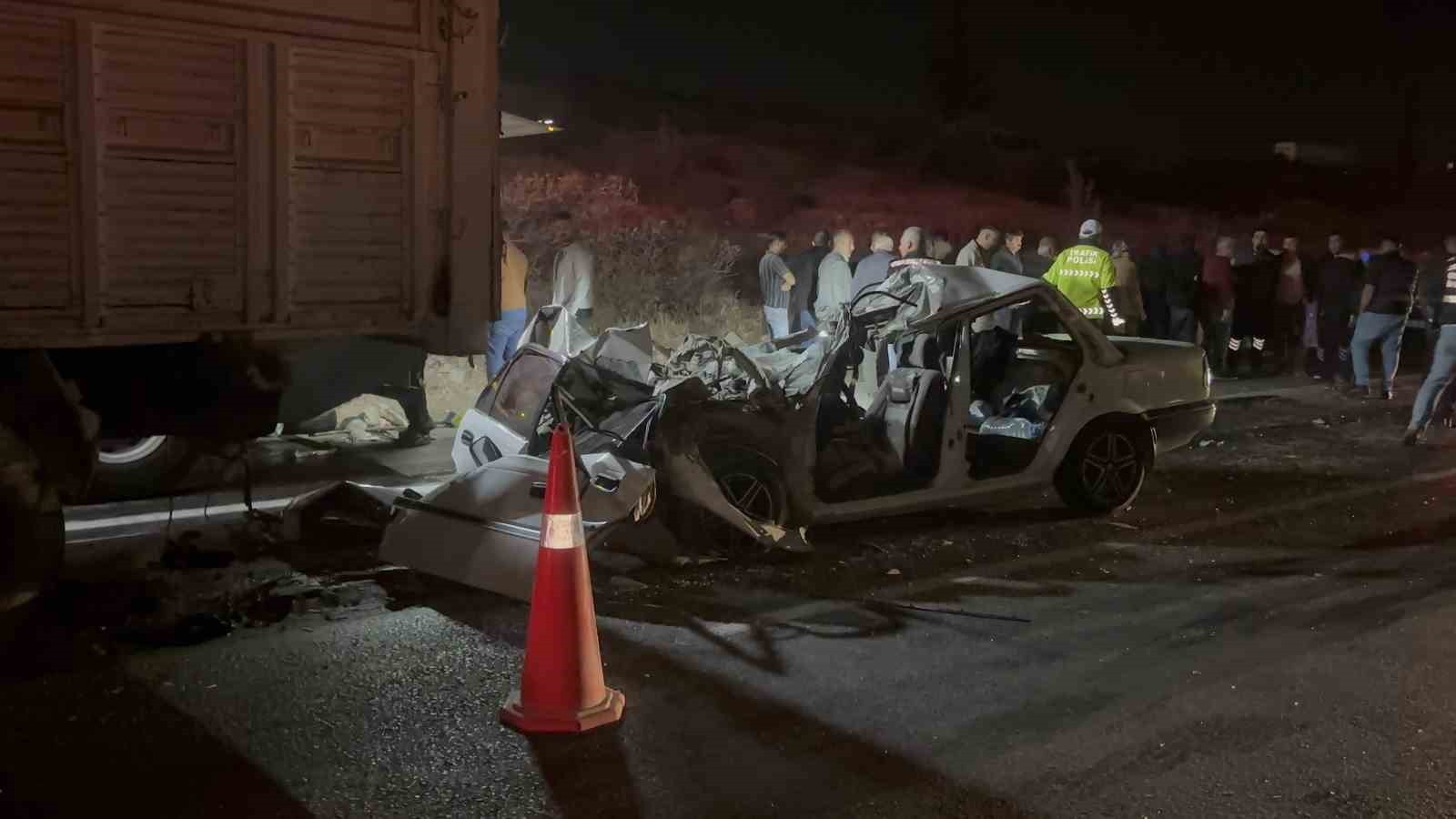 GAZİANTEP’TE OTOMOBİL KAMYONA ARKADAN ÇARPTI: 3 ÖLÜ