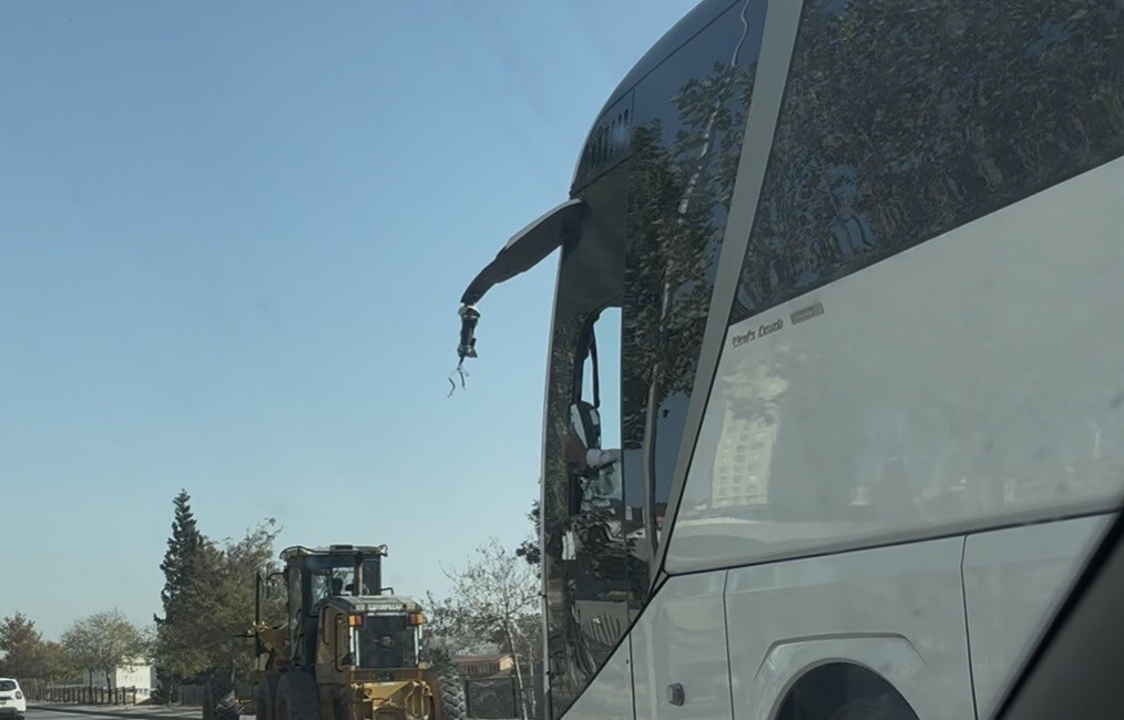 GAZİANTEP’TE ŞEHİRLER ARASI YOLCU TAŞIMACILIĞI YAPAN BİR OTOBÜS ŞÖFÖRÜ, KIRILAN AYNASINI ELİNDE...
