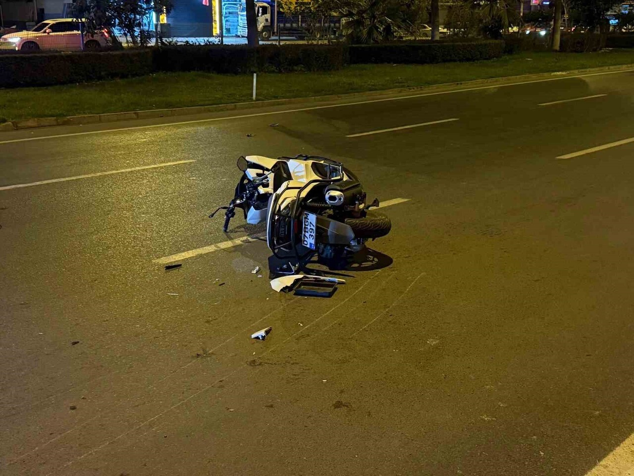 GAZİPAŞA’DA MOTOSİKLET VE ELEKTRİKLİ MOTOSİKLET ÇARPIŞTI: 4 YARALI