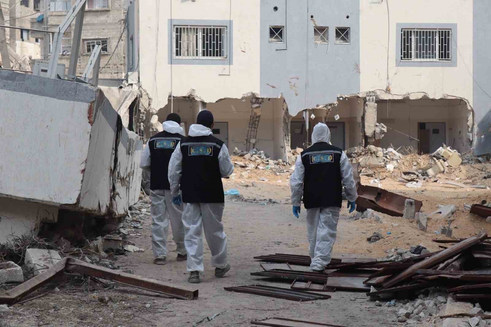 GAZZE’DE TOPLU ŞEKİLDE DEFNEDİLEN CENAZELER KİMLİK TESPİTİ İÇİN MEZARLARDAN ÇIKARILMAYA DEVAM...