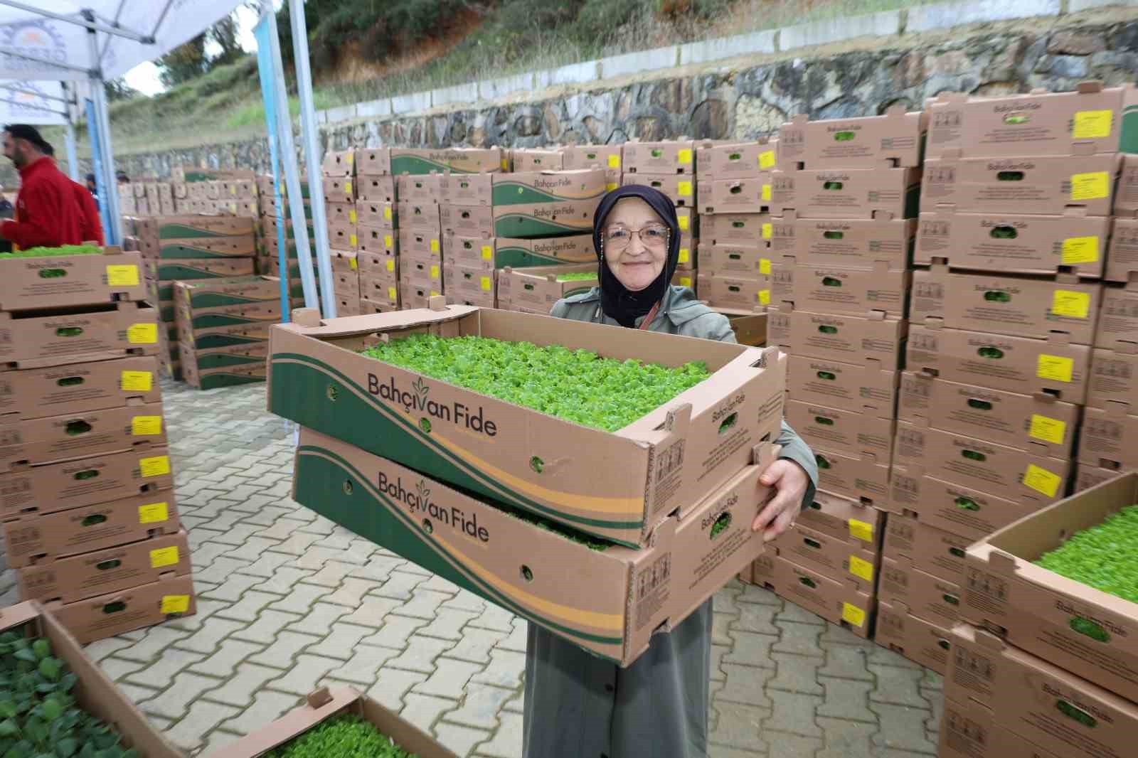 GEBZE'DE TARIMSAL ÜRETİMİ GÜÇLENDİRMEK VE MALİYETLERİNİ AZALTMAK AMACIYLA ÇİFTÇİLERE TOPLAM 500...