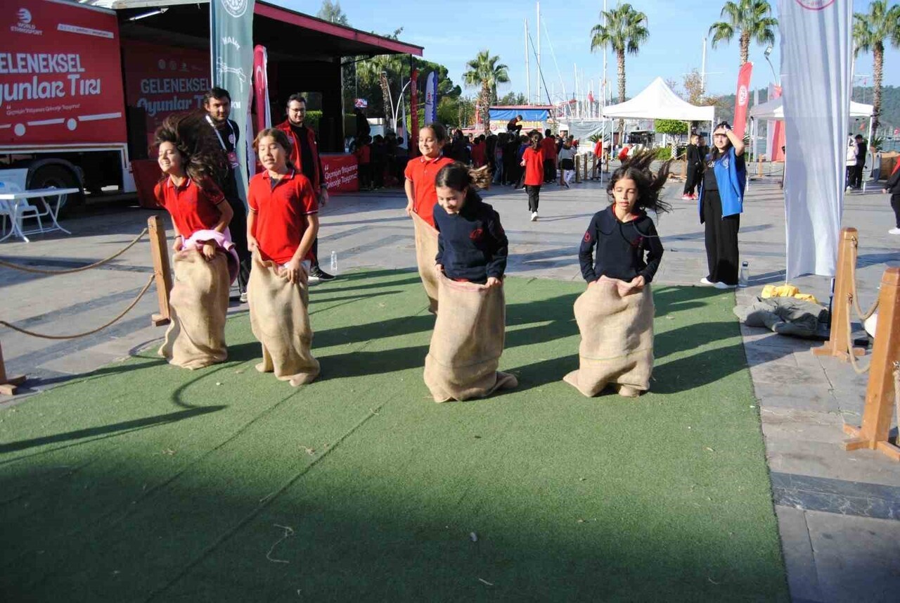 GELENEKSEL OYUNLAR TIRI, GEÇMİŞİN OYUNLARINI FETHİYE'DE ÖĞRENCİLERLE BULUŞTURDU