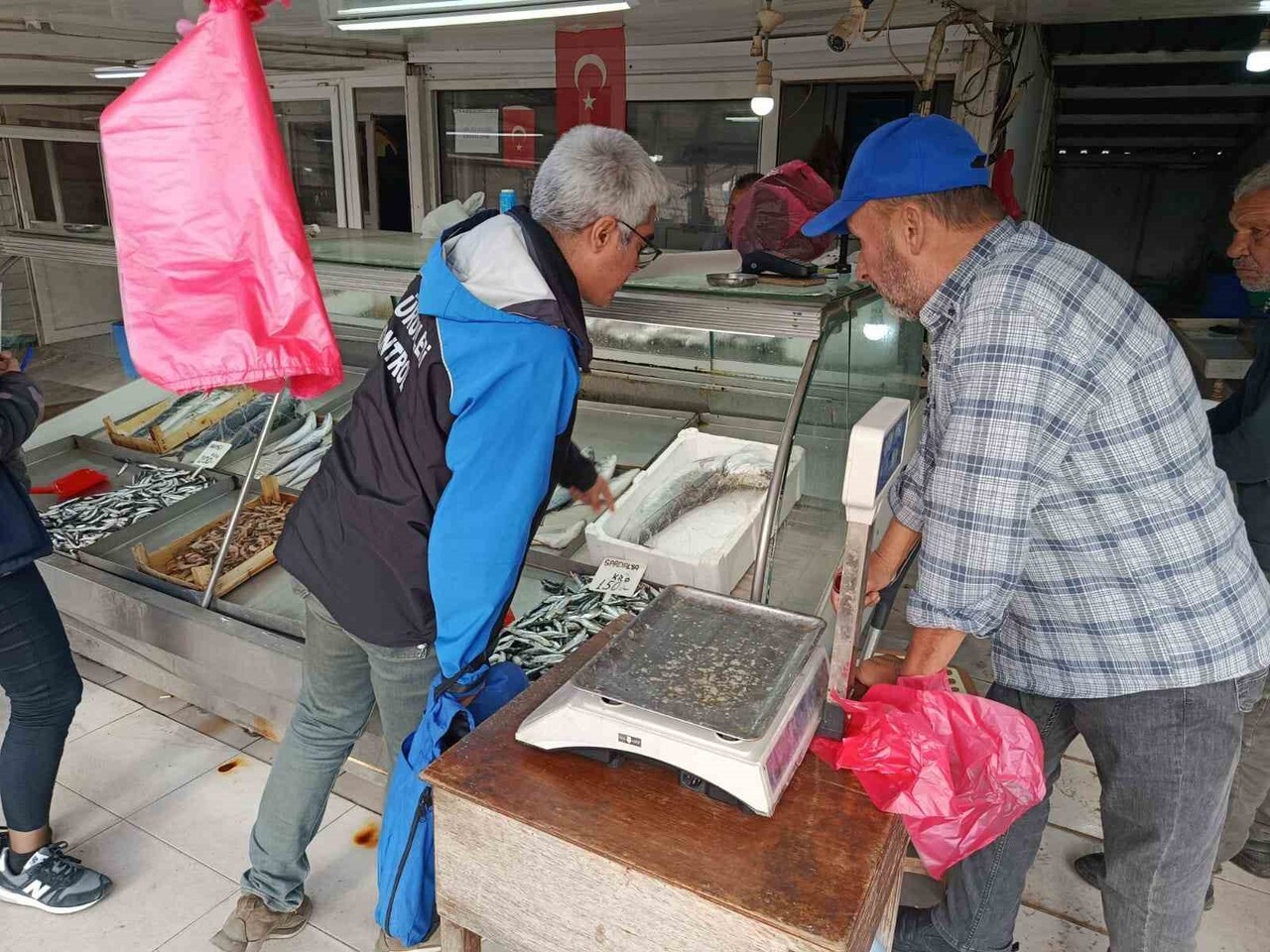 GELİBOLU'DA İLÇE TARIM VE ORMAN MÜDÜRLÜĞÜ EKİPLERİNCE BALIK SATIŞ YERLERİNDE DENETİMLER...