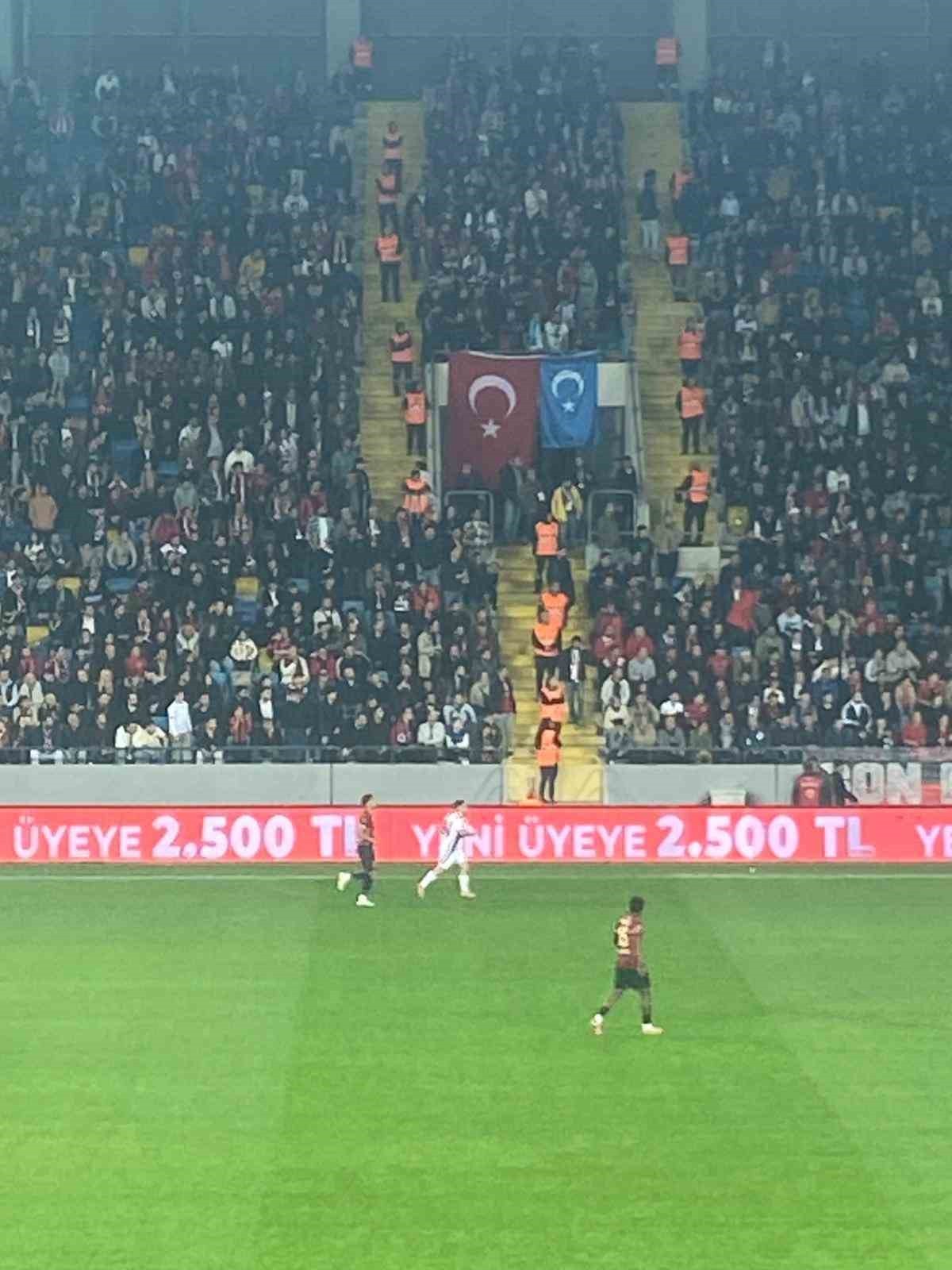 GENÇLERBİRLİĞİ TARAFTARLARI, RAMS BAŞAKŞEHİR MÜSABAKASINDA MARATON TRİBÜNÜNE DOĞU TÜRKİSTAN...