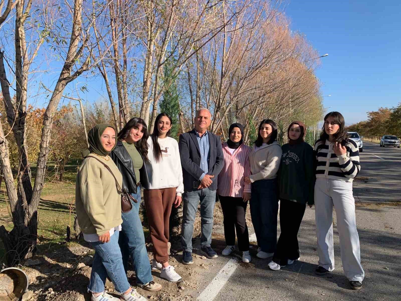 GENÇLİK VE SPOR BAKANLIĞINA BAĞLI ADİLCEVAZ YURT MÜDÜRLÜĞÜ ÖĞRENCİLERİ, AYDINLAR BELDESİNDE 500...