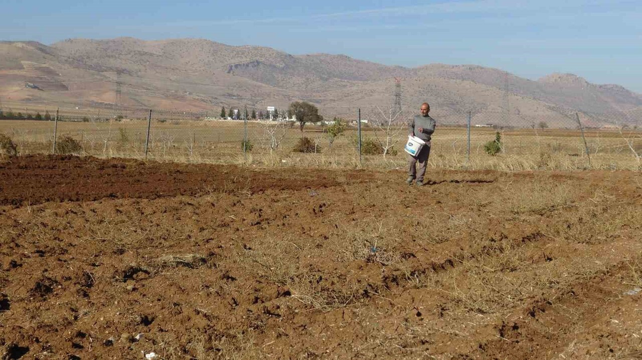 GERCÜŞ’TE ÇİFTÇİLER TOHUMLARINI TOPRAKLA BULUŞTURUYOR