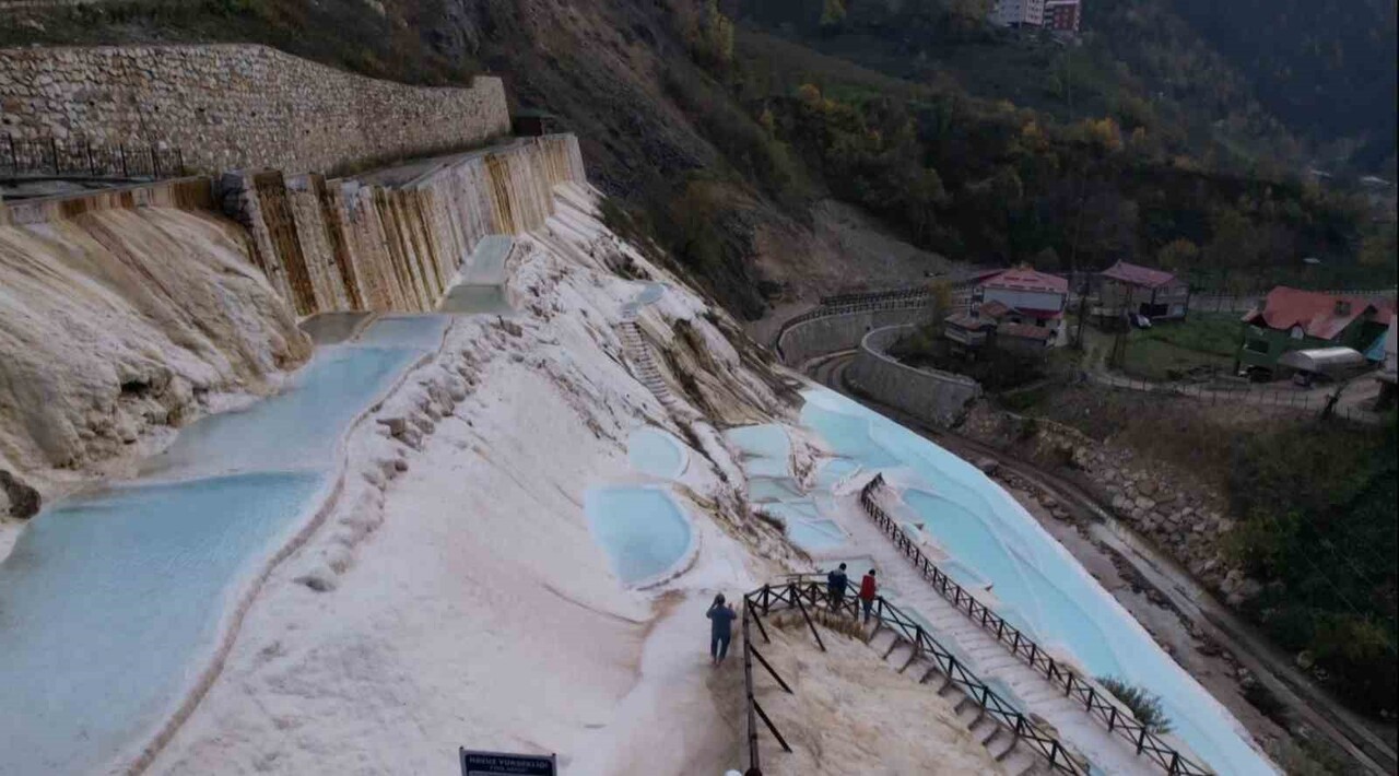 GİRESUN'UN DERELİ İLÇESİNDE BULUNAN VE TURKUAZ RENKLİ GÖLETLERİYLE DİKKAT ÇEKEN GÖKSU...