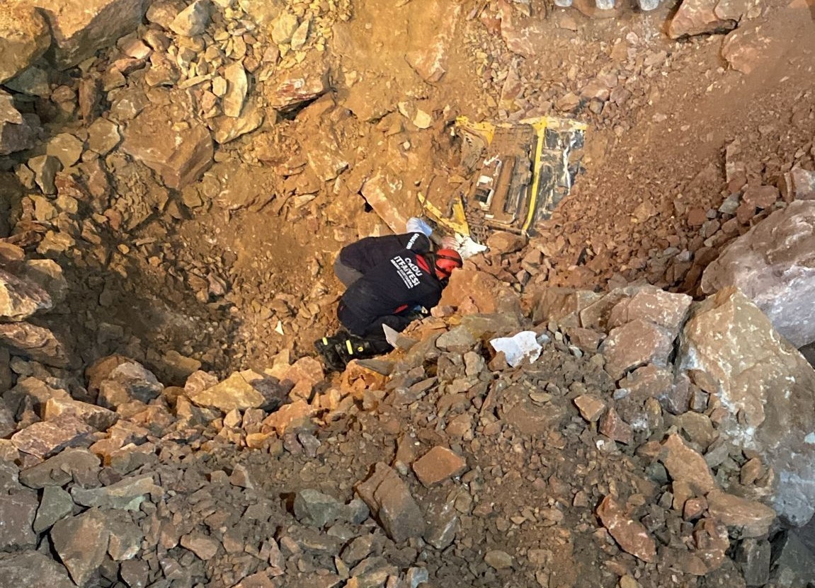 GÖÇÜL ALTINDA İŞ MAKİNESİ BULUNMA ANI