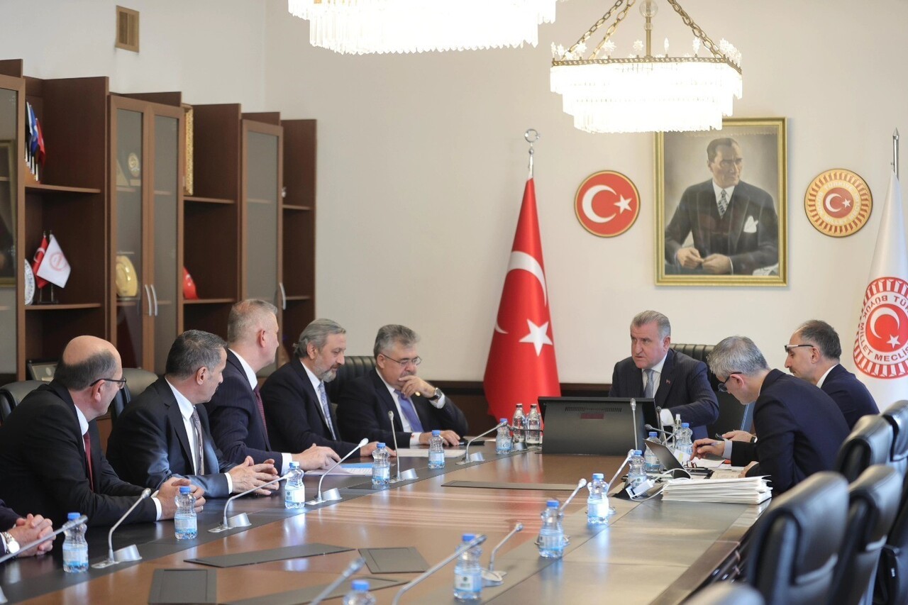 GÖLCÜK'E ÇOK AMAÇLI KAPALI SPOR SALONU KAZANDIRILMASI KONUSUNDA GENÇLİK VE SPOR BAKANI DR. OSMAN...