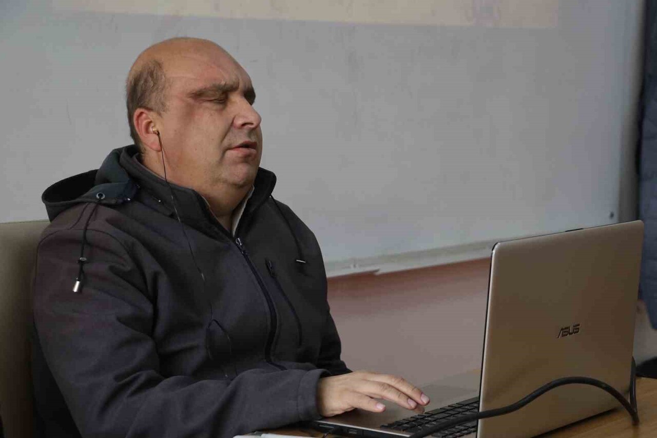 GÖRME ENGELLİ ÖĞRETMENLER ÖĞRENCİLERİYLE GÖZ TEMASI KURAMASA DA KURDUKLARI GÖNÜL TEMASIYLA HİÇBİR...