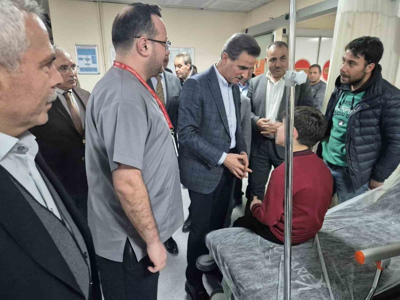 GÜMÜŞHANE'DE GIDA ZEHİRLENMESİ ŞÜPHESİYLE HASTANEYE KALDIRILAN ÖĞRENCİLERİ ZİYARET EDEN VALİ...