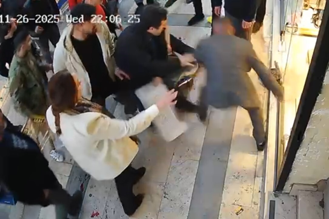 GÜMÜŞHANE’DE BOŞANMA AŞAMASINDAKİ ADAMIN EŞİNE KARŞI GERÇEKLEŞTİRDİĞİ BIÇAKLI SALDIRI ANLARI...