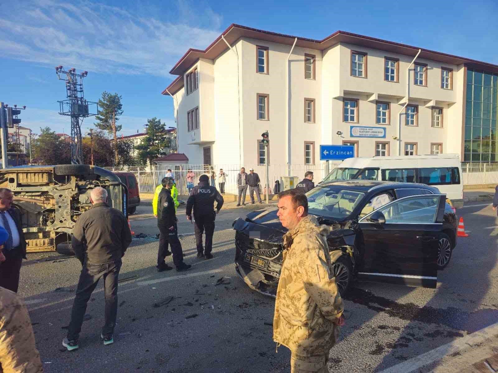 GÜMÜŞHANE’NİN KELKİT İLÇESİNDE BELEDİYE ARACININ ÇARPTIĞI JANDARMA MİNİBÜSÜ YAN YATTI, KAZADA 2...