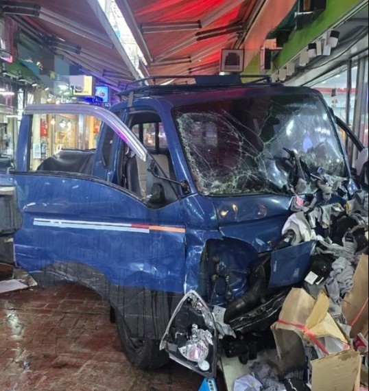 GÜNEY KORE'NİN GYEONGGİ EYALETİNİN BUCHEON ŞEHRİNDE BİR ARACIN WONJONG-DONG'DAKİ JEİL PAZARI'NA...