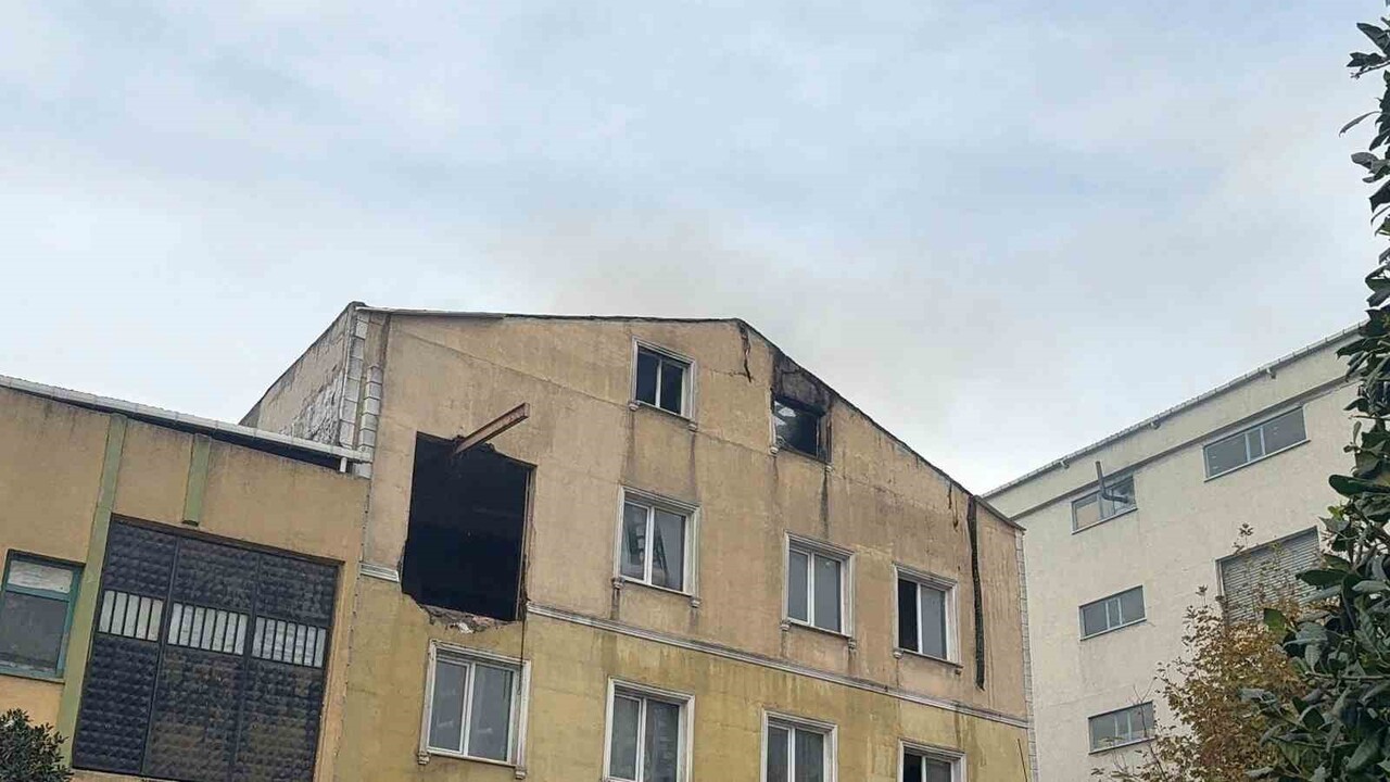 GÜNGÖREN’DE, 3 KATLI BİR TEKSTİL FABRİKASININ DEPO KISMINDA YANGIN ÇIKTI