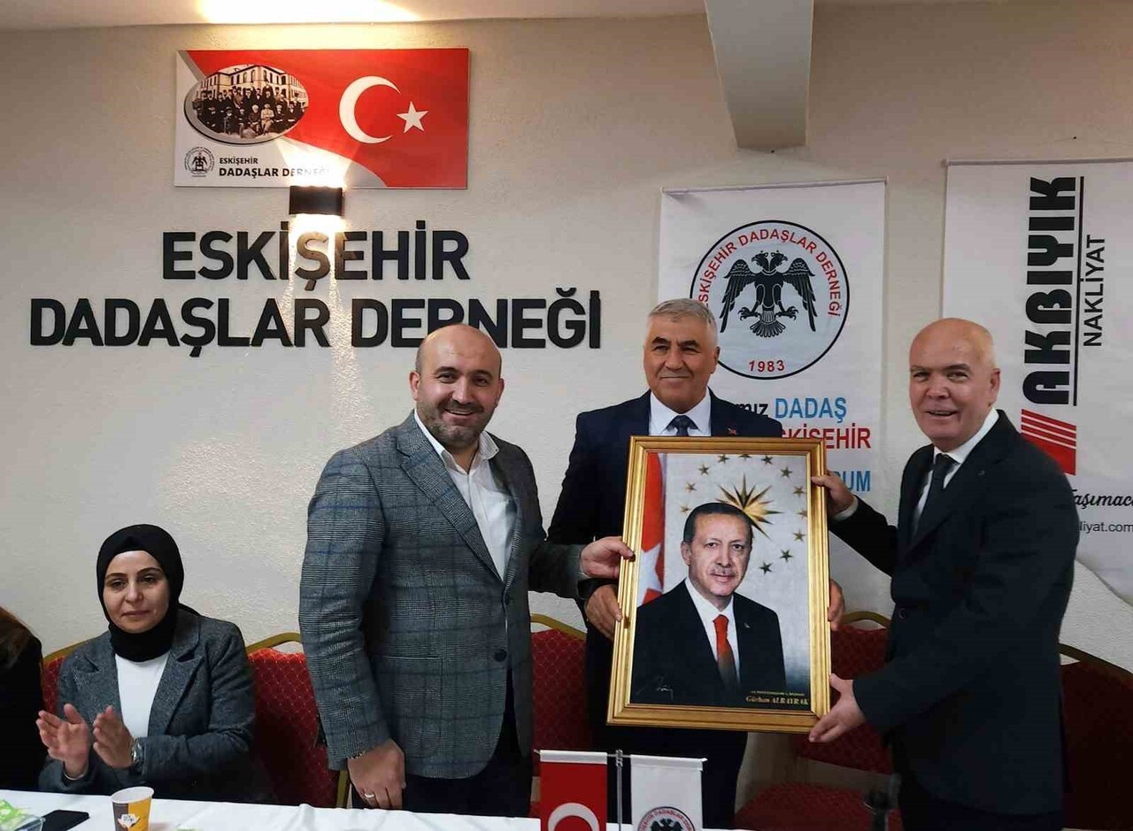 GÜRHAN ALBAYRAK VE İSMAİL CANDEMİR, ESKİŞEHİR DADAŞLAR DERNEĞİ’Nİ ZİYARET EDEREK DERNEK ÜYELERİ...