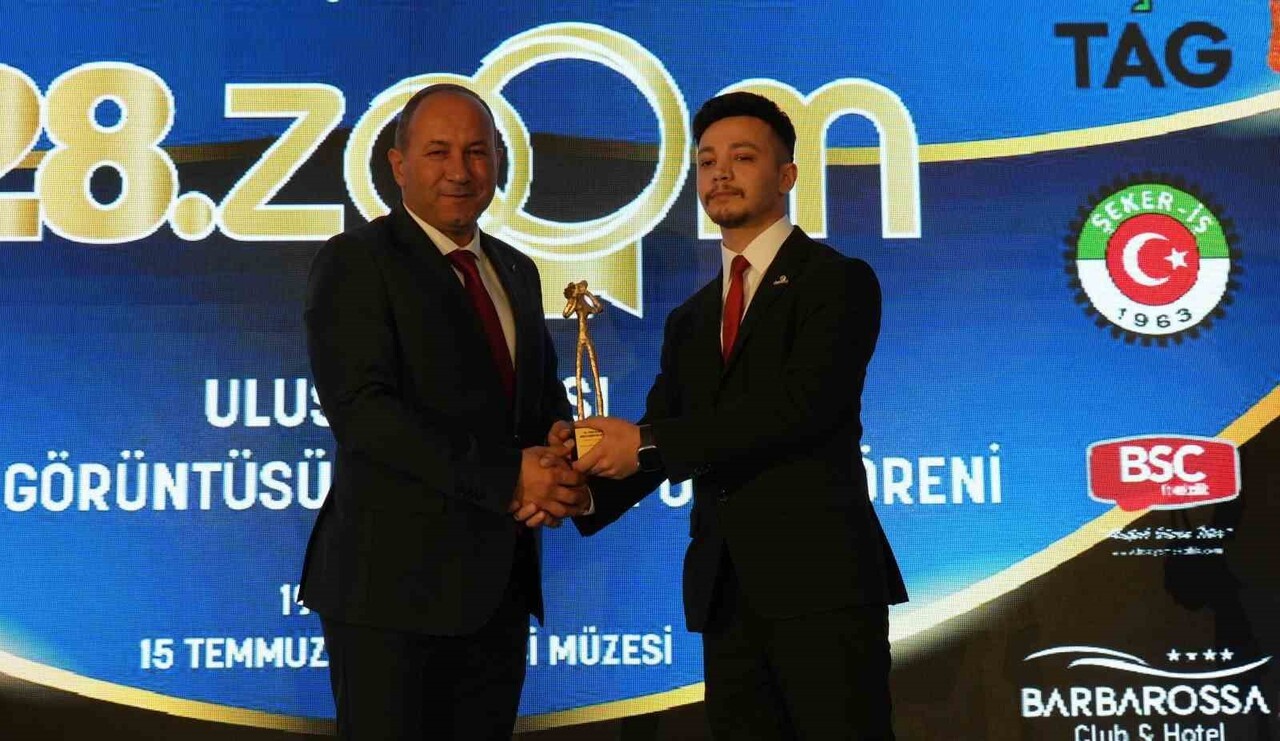 GÜRKAN SAYIN (SAĞDA) 'RÖPORTAJ HABER' KATEGORİSİNDE ÜÇÜNCÜLÜK ÖDÜLÜNE