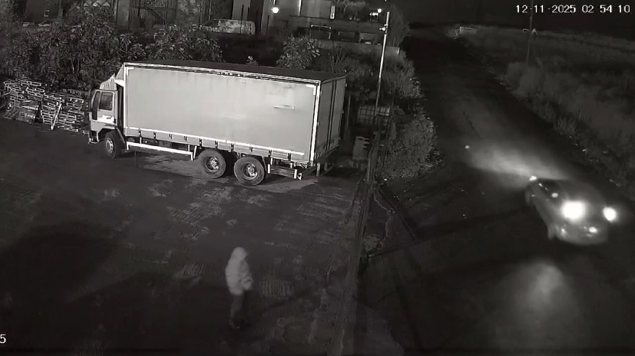 GÜVENLİK KAMERASINDA SALDIRI ANI VE BEKÇİNİN KAÇTIĞI ANLAR