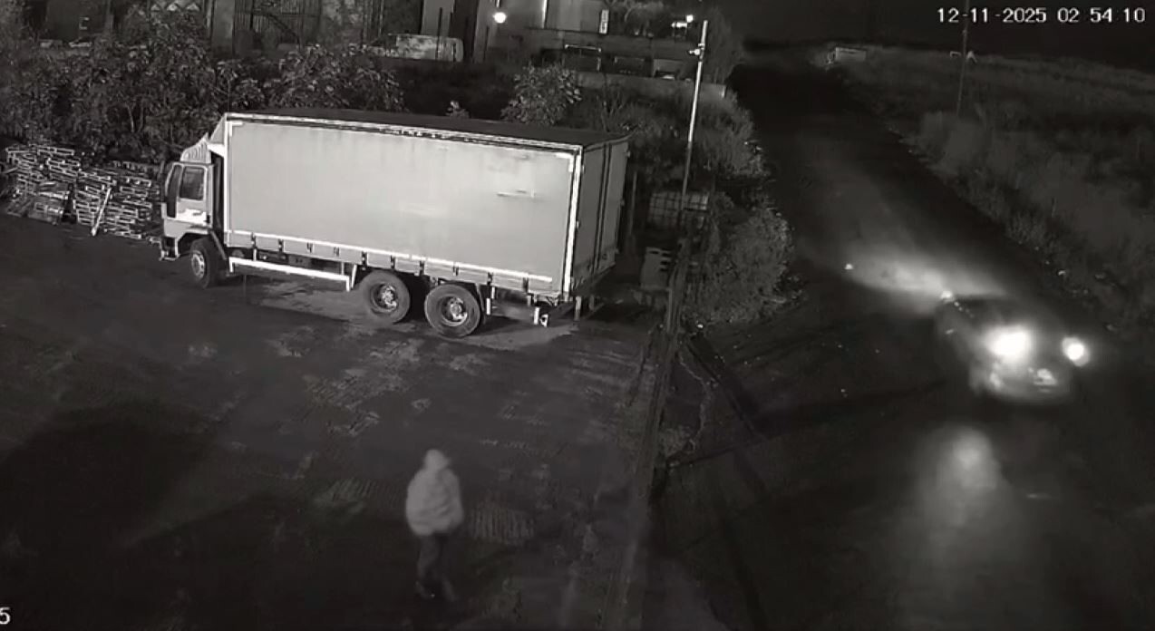 GÜVENLİK KAMERASINDA SALDIRI ANI VE BEKÇİNİN KAÇTIĞI ANLAR