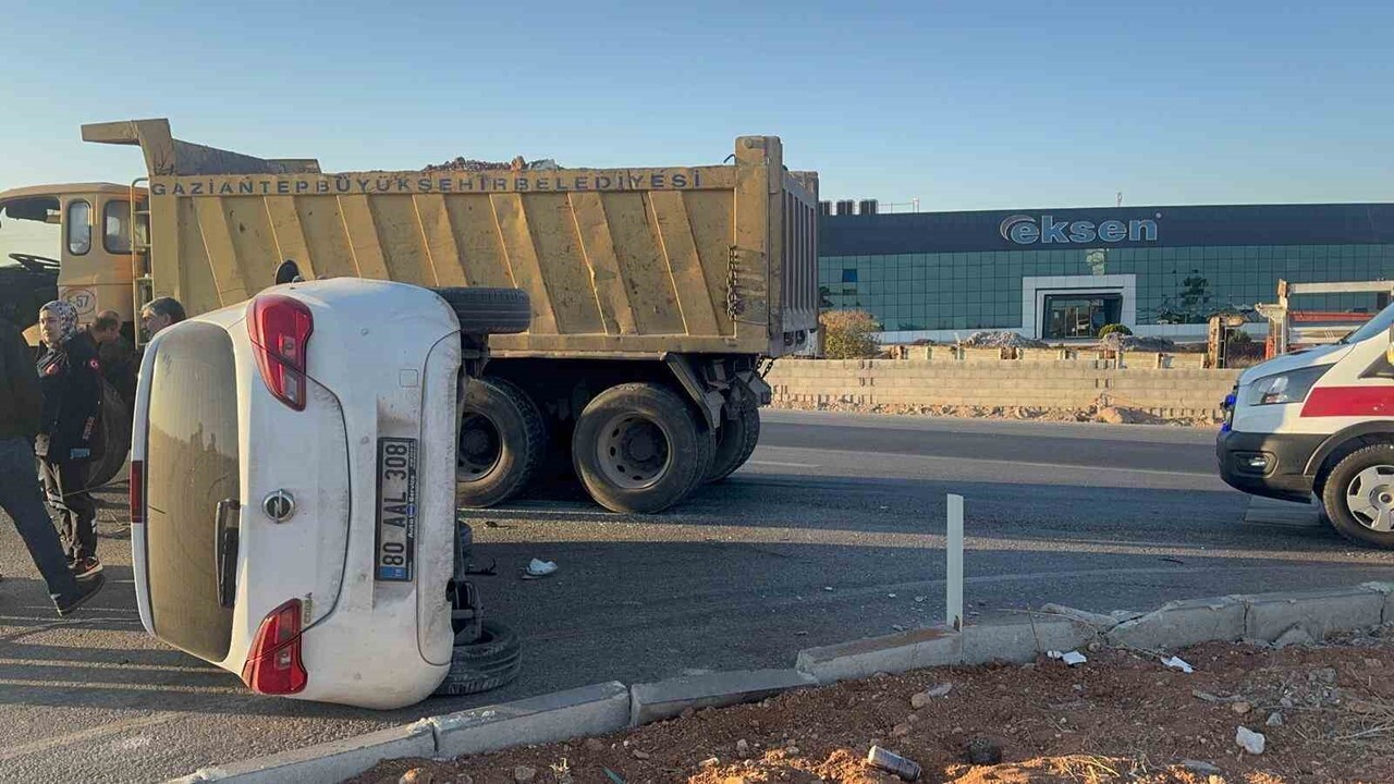 HAFRİYAT KAMYONU İLE ÇARPIŞAN OTOMOBİL YAN YATTI: 1 YARALI