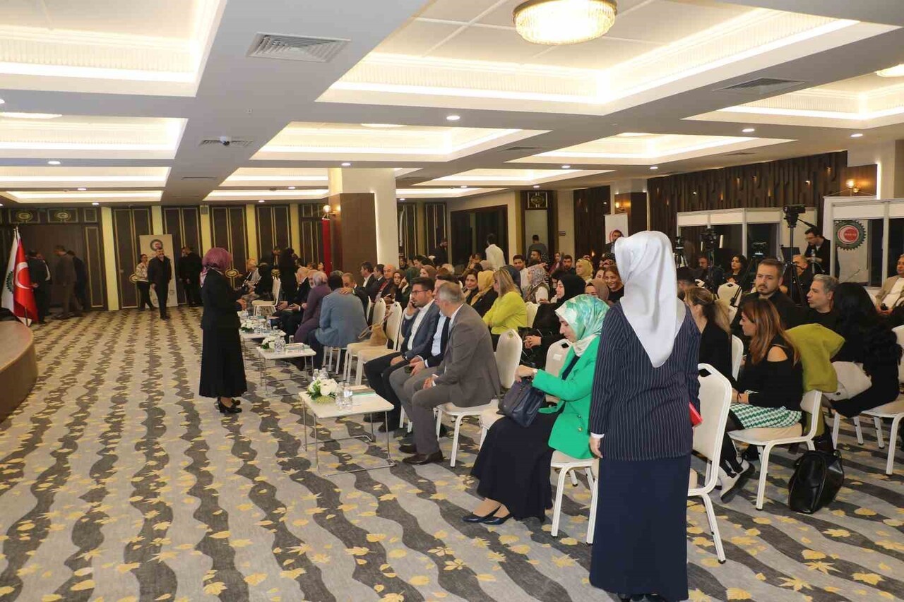 HAK-İŞ KONFEDERASYONU, 25 KASIM KADINA YÖNELİK ŞİDDETE KARŞI ULUSLARARASI MÜCADELE GÜNÜ...