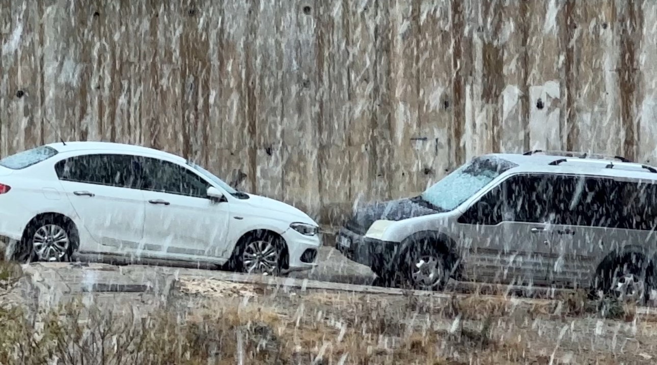 HAKKARİ'NİN YÜKSEKOVA İLÇESİNDE YOĞUN KAR YAĞIŞI ETKİSİNİ SÜRDÜRÜRKEN, İLÇENİN İRAN SINIRINDA...