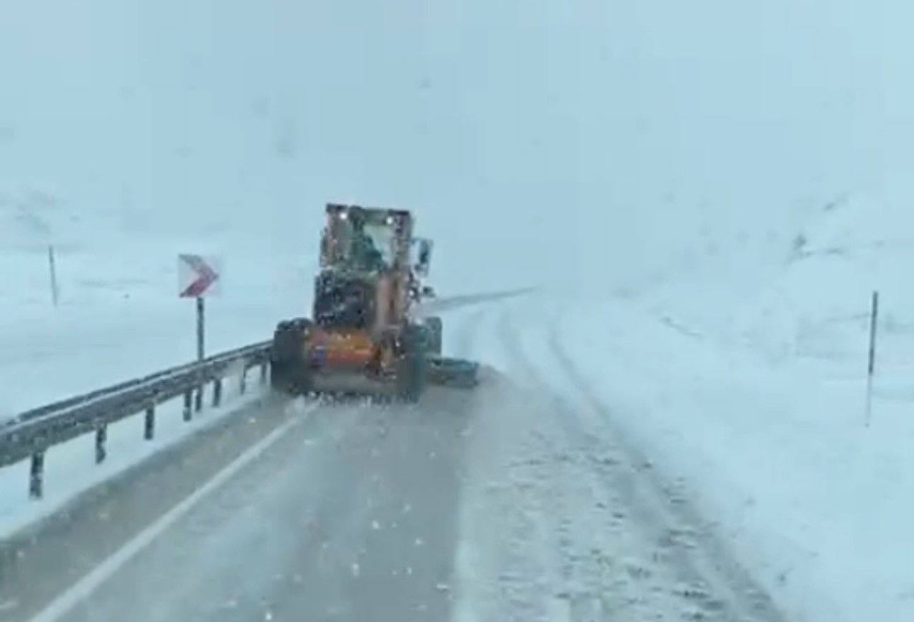 HAKKARİ'NİN YÜKSEKOVA İLÇESİNİN 117. KARAYOLLARI ŞEFLİĞİNE BAĞLI EKİPLER, BÖLGEDE ETKİLİ OLAN...