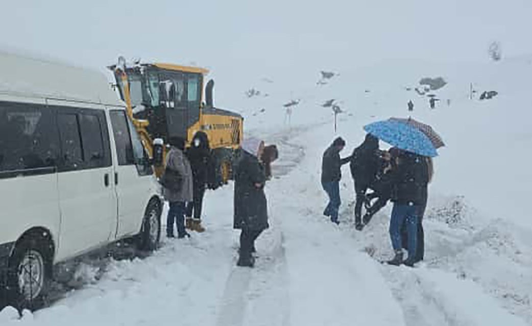 HAKKARİ’DE ETKİLİ OLAN KAR YAĞIŞI NEDENİYLE YÜKSEK RAKIMDA MAHSUR KALAN İKİ YOLCU MİNİBÜSÜ...