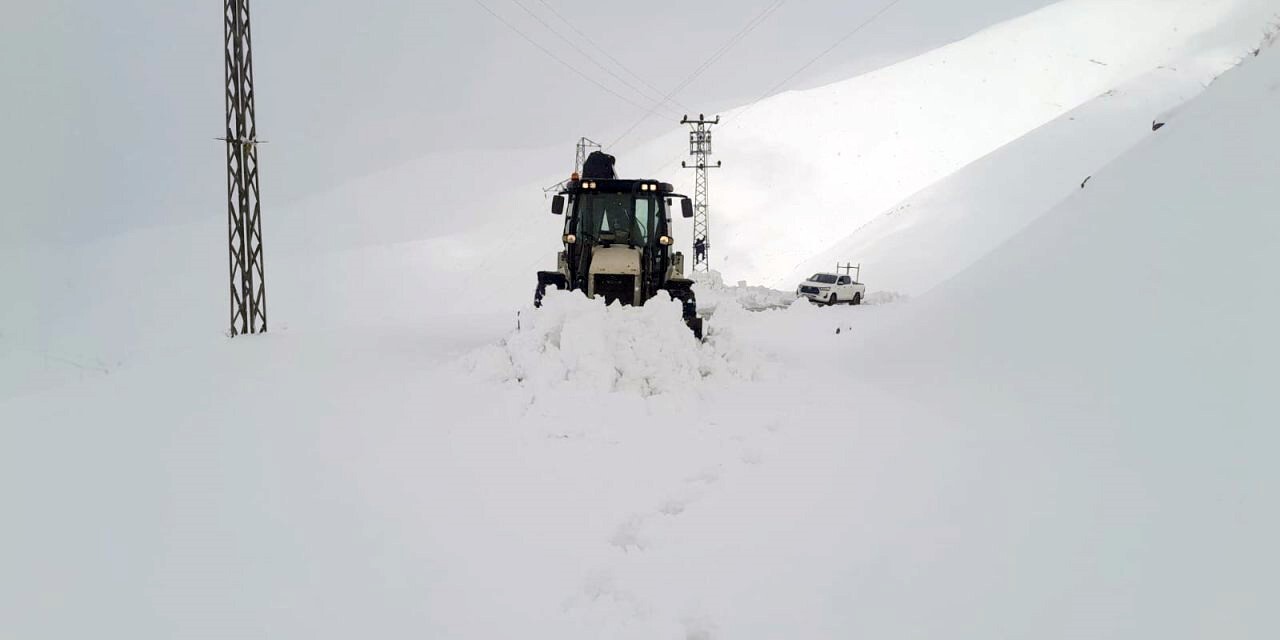 HAKKARİ’DE ETKİLİ OLAN YOĞUN KAR YAĞIŞI NEDENİYLE ULAŞIMA KAPANAN 9 KÖY VE 21 MEZRA YOLU, İL ÖZEL...