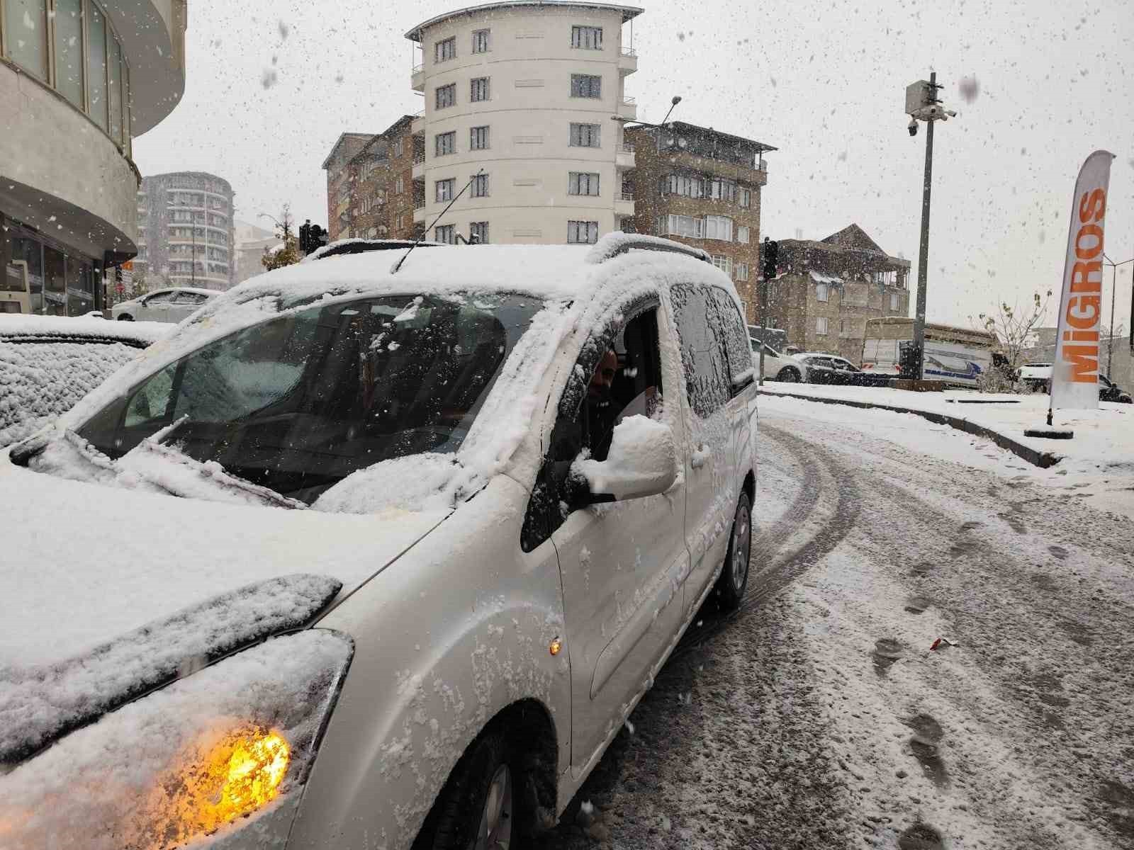 HAKKARİ’DE İKİ GÜNDÜR ARALIKLARLA DEVAM EDEN YAĞMUR, SABAH SAATLERİNDE YERİNİ YILIN İLK KAR...