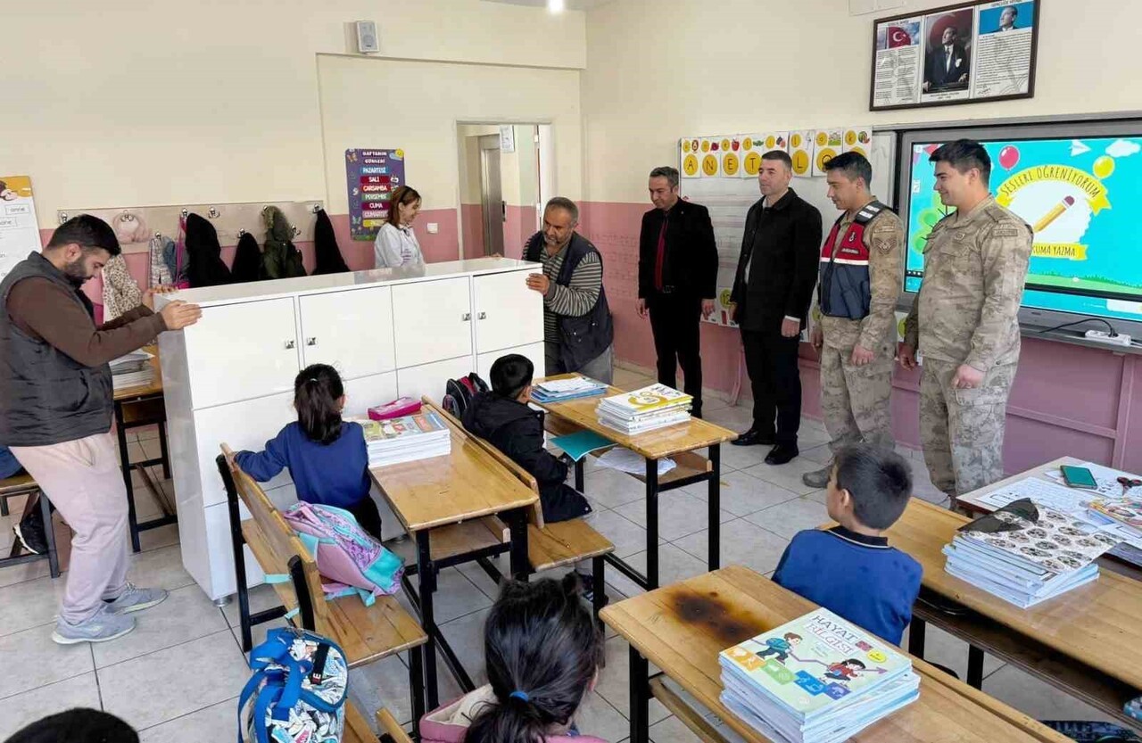 HAKKARİ’NİN BAY KÖYÜ İLKOKULUNDA, ÖĞRENCİLERİN YILLARDIR YAŞADIĞI ÇANTA TAŞIMA SORUNU...