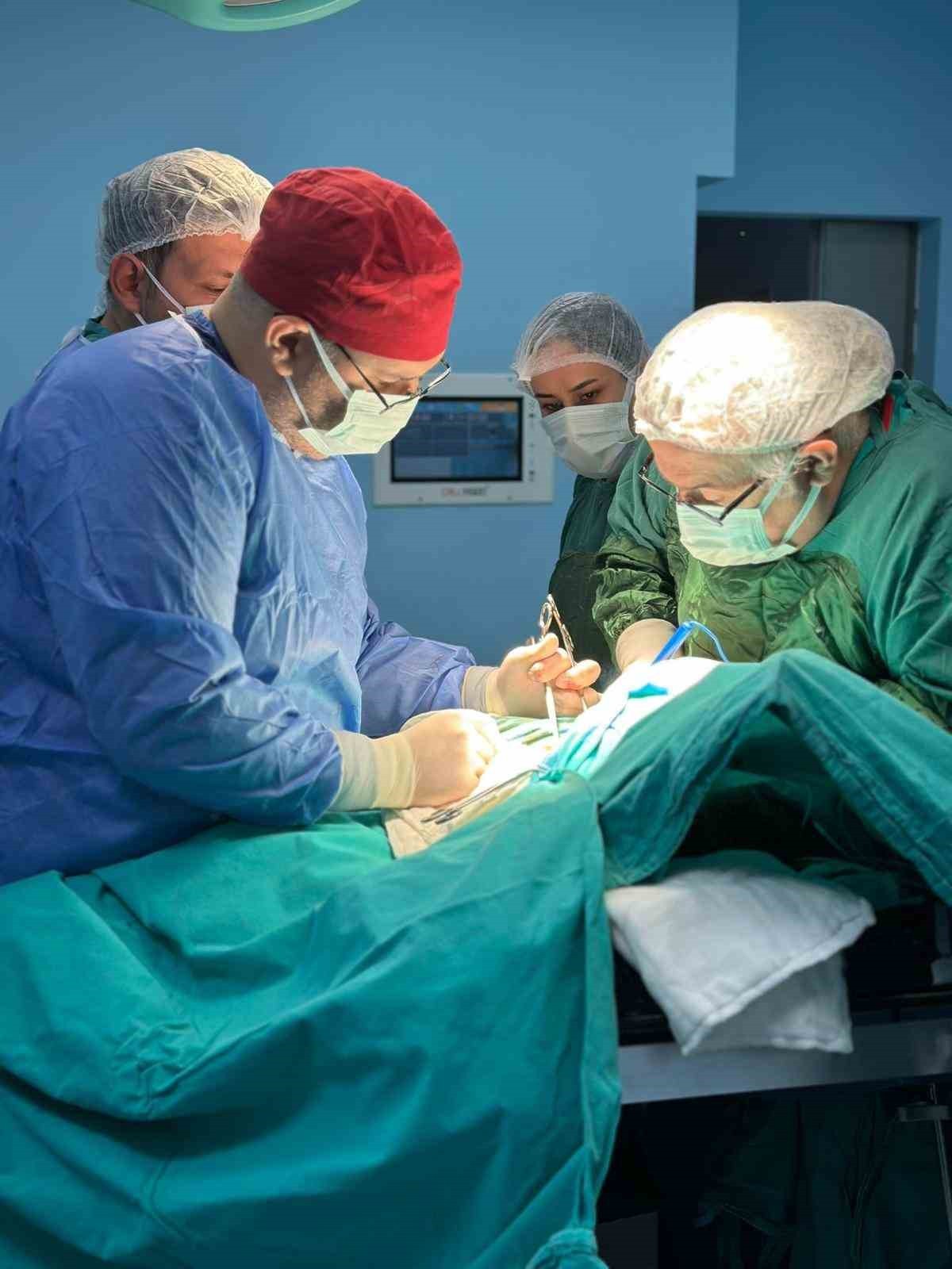 HAKKARİ’NİN DERECİK DEVLET HASTANESİNDE İLK KEZ GERÇEKLEŞTİRİLEN GUATR (TİROİD) AMELİYATI...