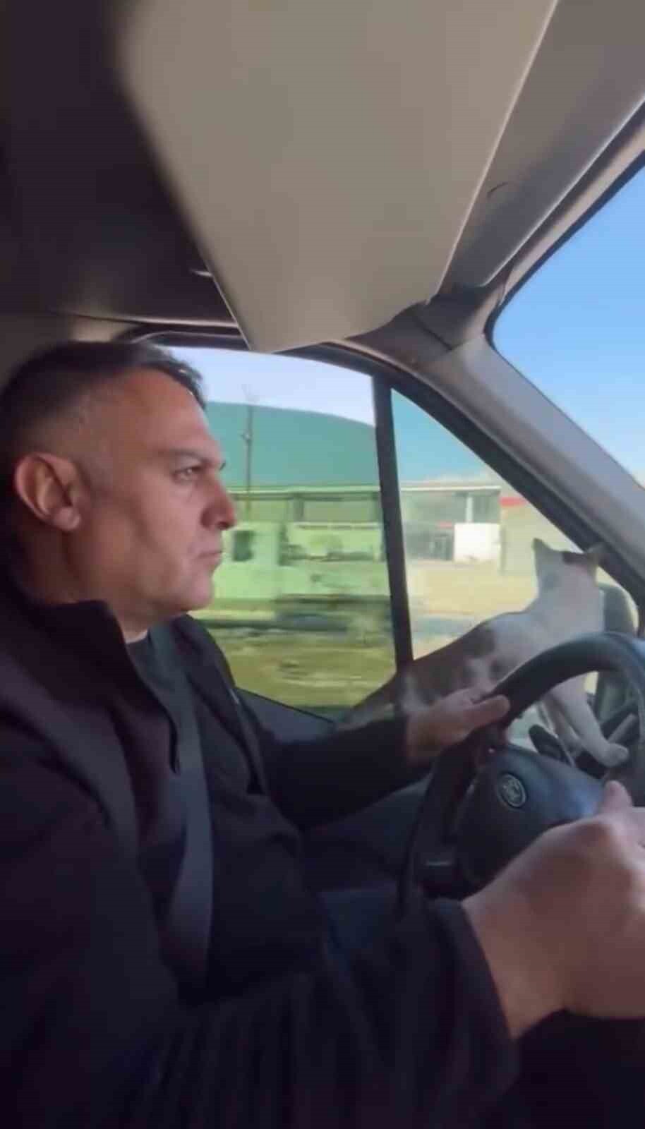 HAKKARİ’NİN YÜKSEKOVA İLÇESİNDE TOPLU TAŞIMA ŞOFÖRLÜĞÜ YAPAN SABUR DÜNDAR, DONDURUCU SOĞUKTA...