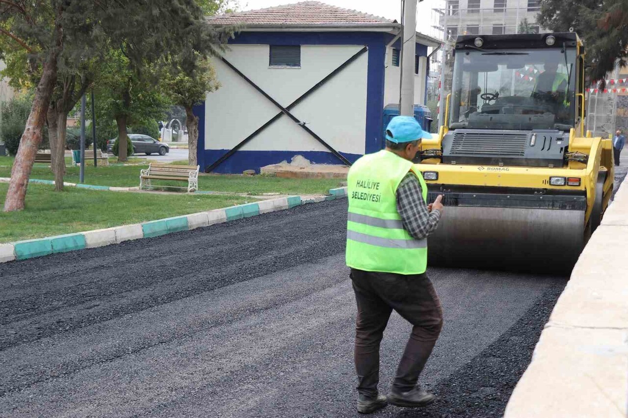 HALİLİYE’DEKİ MAHALLEDE ASFALT ÇALIŞMASI